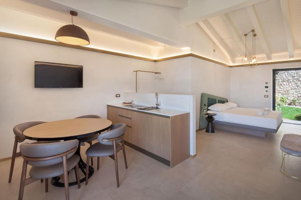 Villa Divina-Apt Armonia-Con Piscina E Vista Lago Castelletto Di Brenzone Esterno foto